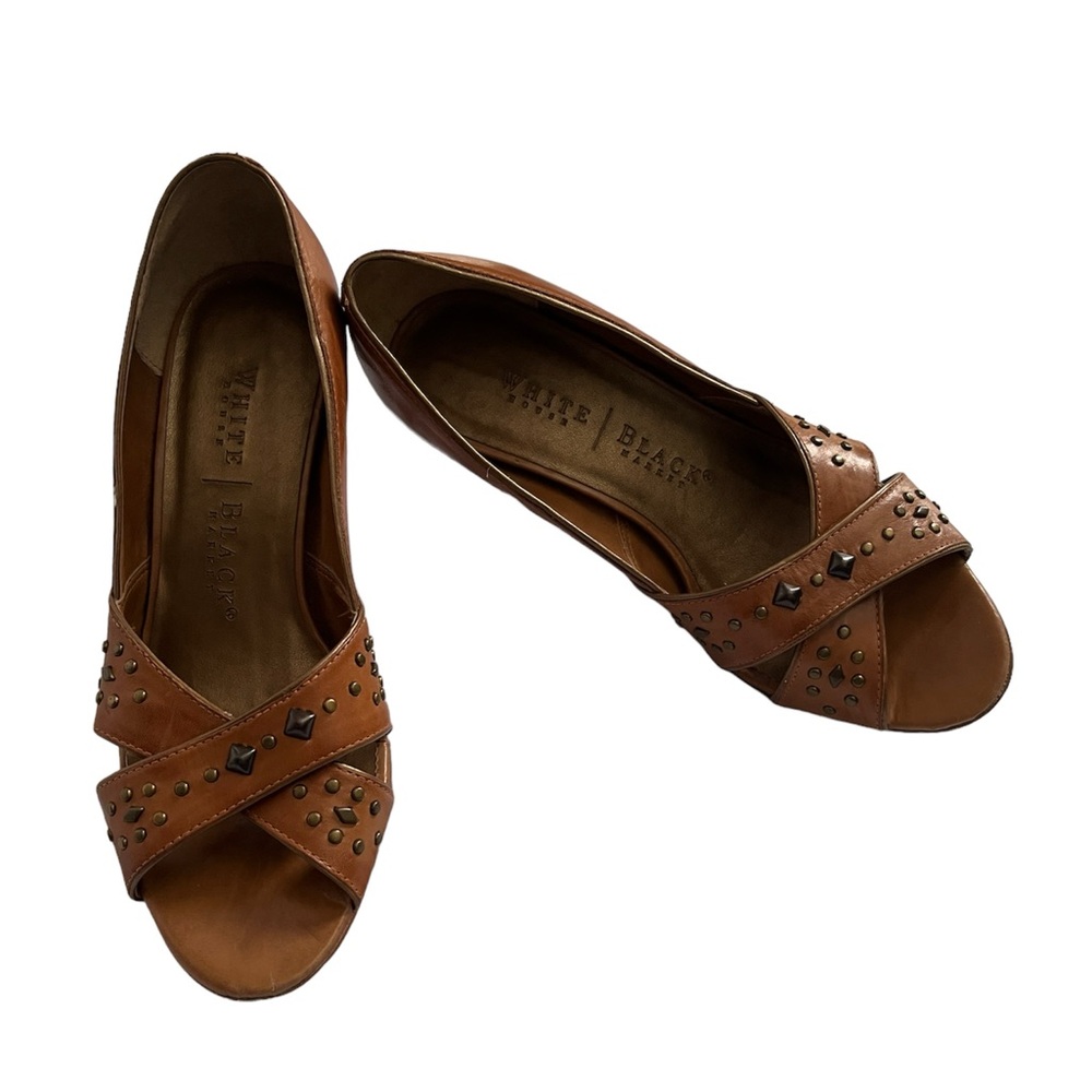 WHITE HOUSE BLACK MARKET TAN STUDDED OPEN TOED PUMPS